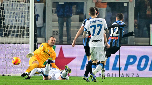 Pemain Atalanta Matteo Pessina menembak bola ke gawang Inter Milan di Stadion Atleti Azzurri, Bergamo, Italia, Minggu (16/1/2022). Foto: Alberto Lingria/REUTERS
