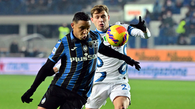Pemain Atalanta Luis Muriel beraksi dengan pemain Inter Milan Nicolo Barella di Stadion Atleti Azzurri, Bergamo, Italia, Minggu (16/1/2022). Foto: Alberto Lingria/REUTERS