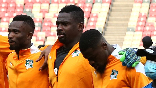Kiper Pantai Gading Ali Sangare (tengah) sebelum pertandingan melawan Sierra Leone di Stade de Japoma di Douala, Kamerun, Minggu (16/1). Foto: Twitter/@CAF_Online