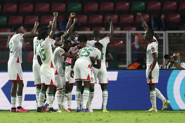 Pemain Burkina Faso saat bertanding di Piala Afrika 2021. Foto: Kenzo Tribouillard / AFP
