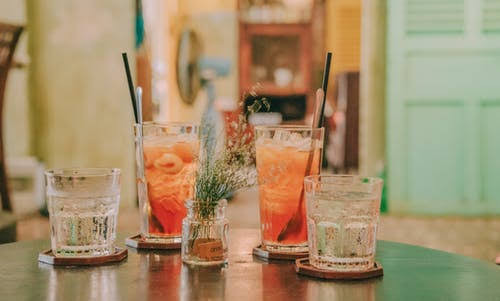 Dalam ajaran Islam, setiap umatnya dianjurkan untuk mengonsumsi minuman yang halal. Foto: Pexels.cok