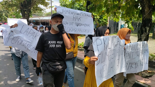 PKL Malioboro mengadu ke DPRD Kota Yogyakarta meminta relokasi PKL Malioboro ditunda. Foto: Arfiansyah Panji Purnandaru/kumparan