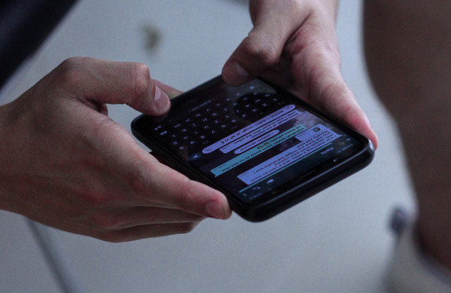 Ilustrasi Menggunakan WhatsApp. Foto: Unsplash