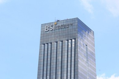 https://www.shutterstock.com/id/image-photo/jakarta-indonesia-july-2021-bank-syariah-2007671399