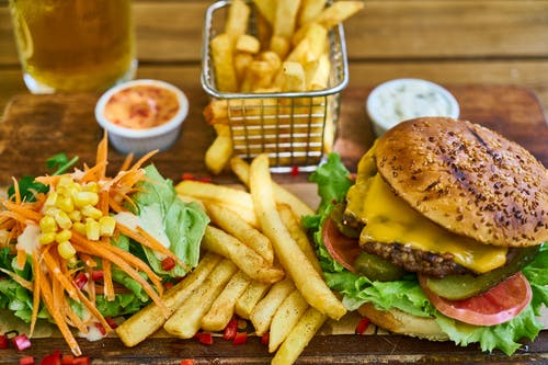 Makanan haram adalah jenis makanan yang dilarang untuk dikonsumsi oleh umat Islam. Foto: Pexels.com