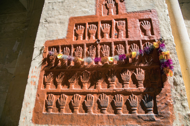 Tangan merah wanita yang melakukan tindakan bunuh diri di Sati, Rajasthan, India. Foto: Artem Mishukov/shutterstock