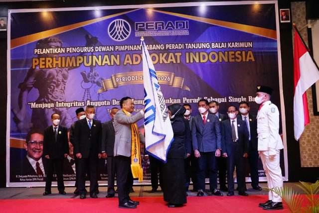 Ketua Umum (Ketum) Perhimpunan Advokat Indonesia (Peradi), Prof Dr. Otto Hasibuan, melantik pengurus DPC Peradi Karimun, Provinsi Kepulauan Riau, di Hotel Aston Karimun, Minggu (16/1). Foto: Khairul S/kepripedia.com