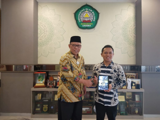 Dari kiri: Rektor Unisma, Prof Dr H Maskuri Msi bersama Dosen Fakultas Pertanian Unisma, Hadi Apriliawan STP MP. Foto: Feni Yusnia