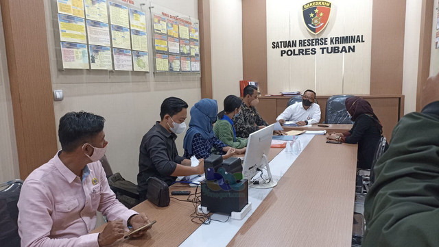 Perwakilan korban kasus investasi bodong asal Kabupaten Tuban, saat berada di Mapolres Tuban. Senin (17/01/2022) (foto: ayu/beritabojonegoro)