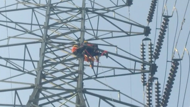 YULIZAR (42), warga Jalan Cinta Budi, Kulim, Tenayan Raya, Pekanbaru, berhasil dibujuk dan diturunkan oleh Tim Basarnas, Senin (17/1/2022). (FOTO: SELASAR RIAU/DEFRI CANDRA)