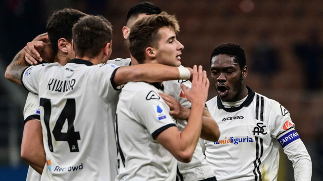 Selebrasi pemain Spezia Ghana Emmanuel Gyasi (kanan) setelah mencetak gol ke gawang AC Milan di stadion San Siro di Milan. Foto: Miguel Medina/AFP