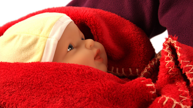 Ilustrasi bermain boneka bayi. Foto: Jorge Casais/shutterstock