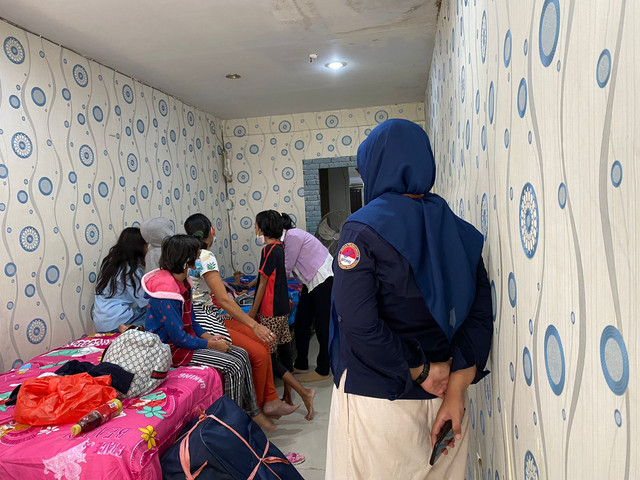 NE dan anak-anaknya saat berada di BP2MI Pontianak. Foto: Teri/Hi!Pontianak