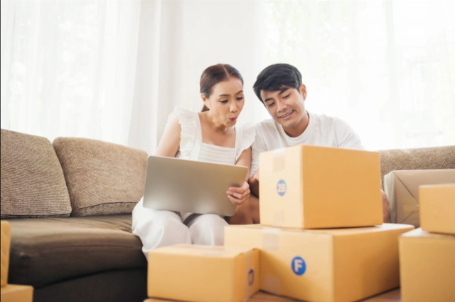 Ilustrasi keluarga berjualan di Shopee. Foto:freepik.com/jcomp