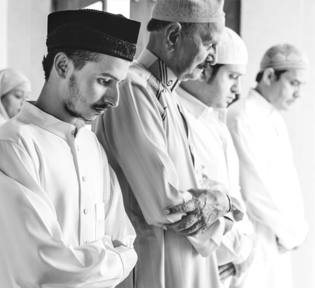 Ilustrasi umat Muslim yang membaca doa iftitah. Foto: freepik.com/rawpixel-com