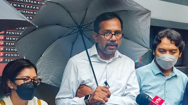 Koordinator KontraS Fatia Maulidiyanti (kiri) bersama Direktur Lokataru Haris Azhar (kanan) usai diperiksa di Mapolda Metro Jaya, Selasa (18/1).  Foto: Jonathan Devin/kumparan