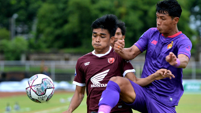 Pesepak bola PSM Makassar Willem Jan Pluim (kanan) bersitegang dengan pesepak bola Persik Kediri Yusuf Meilana Fuad (kedua kiri) saat pertandingan Liga 1 di Stadion I Gusti Ngurah Rai, Denpasar, Bali, Selasa (18/1/2022). Foto: Fikri Yusuf/ANTARA FOTO