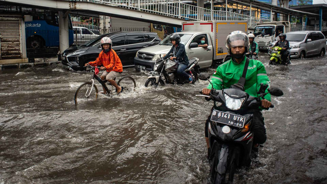 Kendaran melintasi genangan banjir di Jalan Gunung Sahari, Mangga Dua, Jakarta. Foto: Aprillio Akbar/ANTARA FOTO