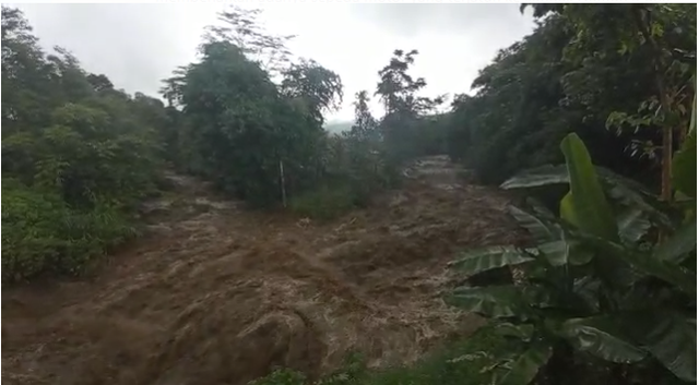 Hujan deras mengakibatkan banjir dan longsor pada sejumlah desa di wilayah lereng Gunung Slamet. (foto istimewa)