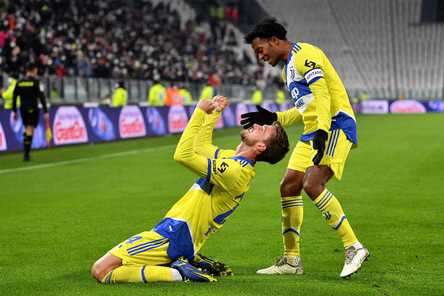 Daniele Rugani dari Juventus FC merayakan gol dengan rekan setimnya Juan Cuadrado saat pertandingan Coppa Italia melawan UC Sampdoria di Allianz Stadium, Turin, Italia. Foto: Valerio Pennicino/Getty Images