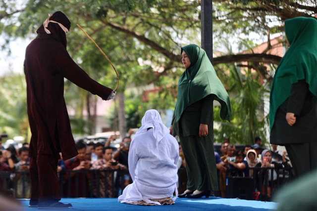 Ilustrasi hukuman cambuk di Aceh. Foto: acehkini