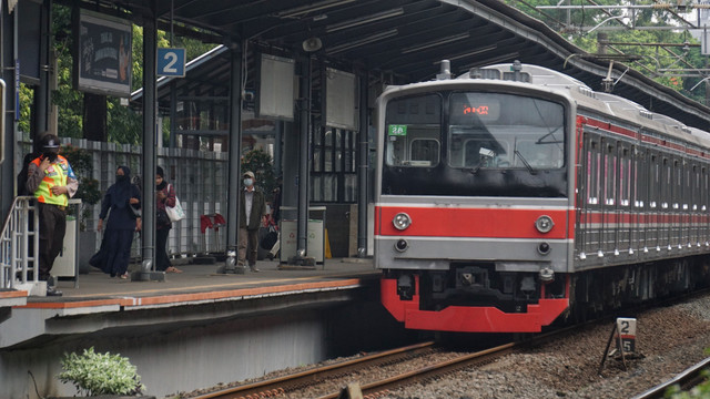KRL melintas di kawasan Pasar Minggu, Jakarta Selatan, Rabu (19/1/2022). Foto: Jamal Ramadhan/kumparan