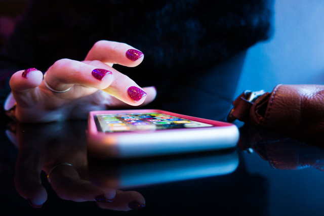 Ilustrasi Menggunakan Internet. Foto: unsplash