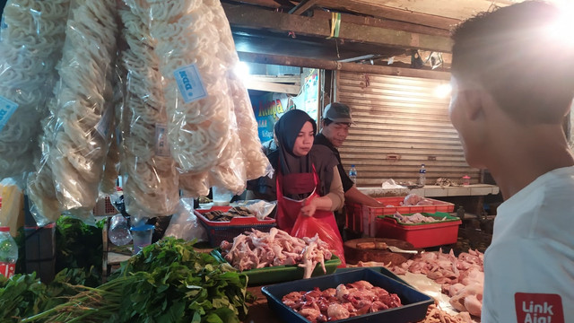 Pedagang ayam potong, Ade Sitisarah, yang sempat bertemu Presiden Jokowi di Pasar Sederhana, Kota Bandung, Rabu (19/1/2022). Foto: Rachmadi Rasyad/kumparan