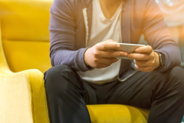 Ilustrasi bermain game offline Android. Foto: Pexels.com