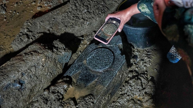 Pengangkatan nisan kuno di Palembang. Foto: Ari Priyanto/ Urban Id