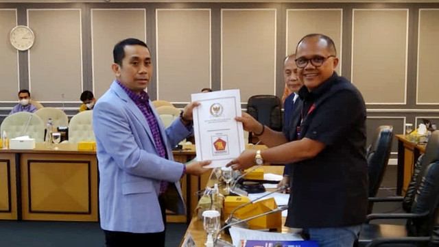 Anggota Komisi XI DPR RI Kamrussamad saat serahkan DIM RUU IKN ke Pansus IKN DPR. Foto: Kamrussamad