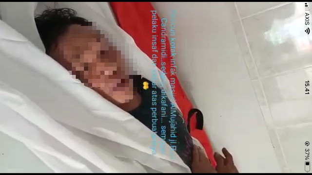 Maling kotak amal di Masjid Almujahid Pontianak saat dikafankan oleh warga. Foto: Dok Hi!Pontianak