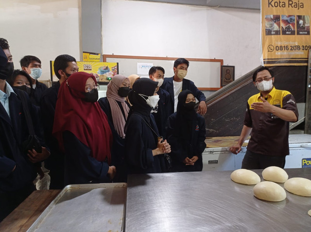 Penjelasan dari Managemen Roti Gembong di ruang produksi. dok
