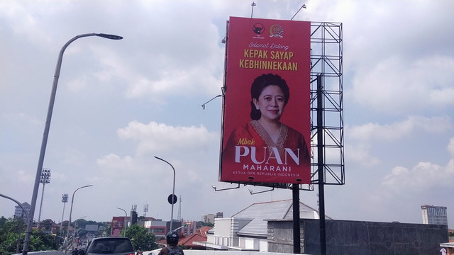 Baliho Puan Maharani terpasang di overpass Manahan, Solo, Rabu (19/01/2022). FOTO: Tara Wahyu