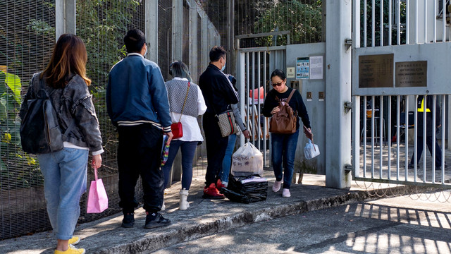 Orang-orang mengantre untuk menyerahkan hamster mereka di Pusat Pengelolaan Hewan Selatan New Territories di daerah Shatin, Hong Kong, Rabu (19/1/2022). Foto: BERTHA WANG/AFP