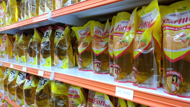 Minyak goreng di salah satu gerai ritel di Kabupaten Semarang, Rabu (19/1/2022). Foto: Intan Alliva Khansa/kumparan