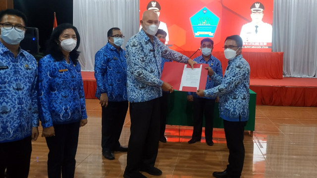 Penjabat Sekda Minut, Drs Rivino Dondokambey, menyerahkan surat tugas kepada Noldy Royke Kilapong SE sebagai Pelaksana Tugas (Plt) Kepala Dinas Perdagangan.