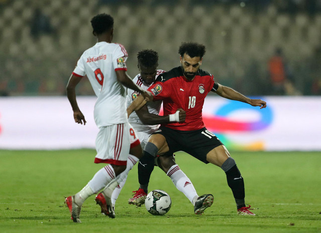 Pemain Mesir Mohamed Salah duel dengan pemain Sudan Mazin Mohamedein di Stade Ahmadou Ahidjo, Yaounde, Kamerun, Rabu (19/1/2022). Foto: Mohamed Abd El Ghany/Reuters