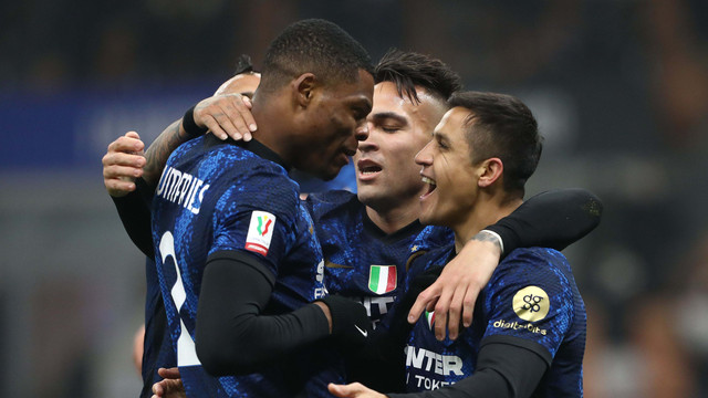 Pemain Inter Milan Alexis Sanchez melakukan selebrasi bersama Denzel Dumfries saat melawan Empoli FC di Stadio Giuseppe Meazza di Milan, Italia, Rabu (19/1/2022). Foto: Marco Luzzani/Getty Images