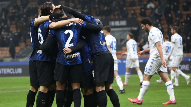 Selebrasi pemain Inter Milan saat melawan Empoli FC di Stadio Giuseppe Meazza di Milan, Italia, Rabu (19/1/2022). Foto: Marco Luzzani/Getty Images