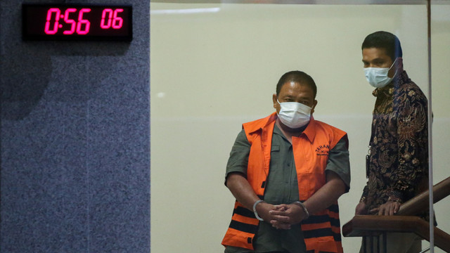 Bupati Langkat Terbit Rencana Perangin Angin memakai rompi tahanan usai menjalani pemeriksaan di gedung KPK, Jakarta, Kamis (20/1/2022). Foto: Rivan Awal Lingga/Antara Foto