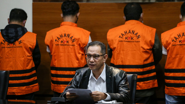 Wakil Ketua KPK Nurul Ghufron memberikan keterangan pers terkait penetapan tersangka di gedung KPK, Jakarta, Kamis (20/1/2022). Foto: Rivan Awal Lingga/Antara Foto