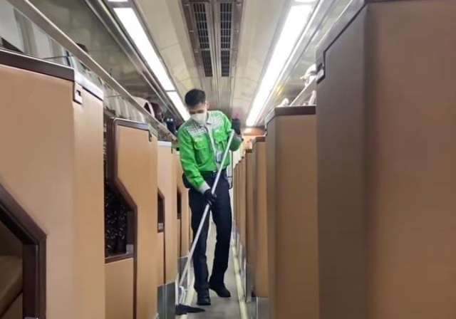 Petugas kebersihan KAI, On Trip Cleaning (Foto: Instagram @kai121_)