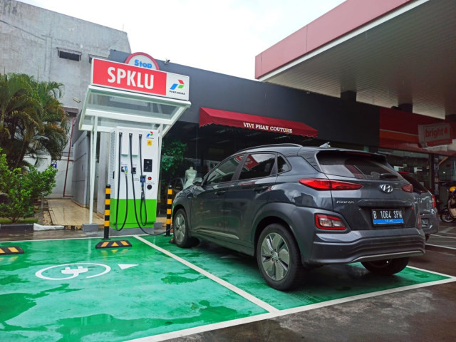Pengecasan Hyundai Kona Electric di SPKLU. Foto: Muhammad Ikbal/kumparan