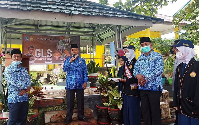 Kepala Dinas Pendidikan dan Kebudayaan Kabupaten Sarolangun, Helmi, S.H., MH meluncurkan gerakan literasi sekolah di SMPN 2 Sarolangun, Senin, (17/1).