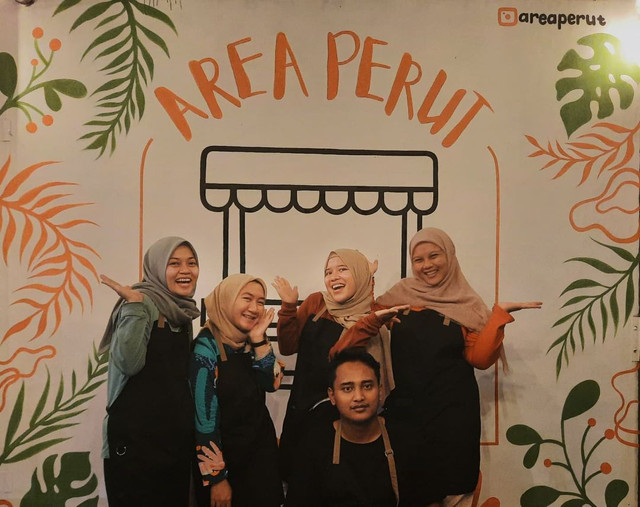 Ini adalah foto owner dan teman-temannya di depan Area Perut. Foto ini saya ambil dari https://www.instagram.com/p/CV4UBdfvlc9/?utm_medium=copy_link 