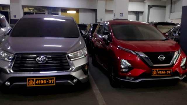 Mobil Arteria yang terparkir di DPR dengan pelat nomor Polisi. Foto: Dok. Istimewa