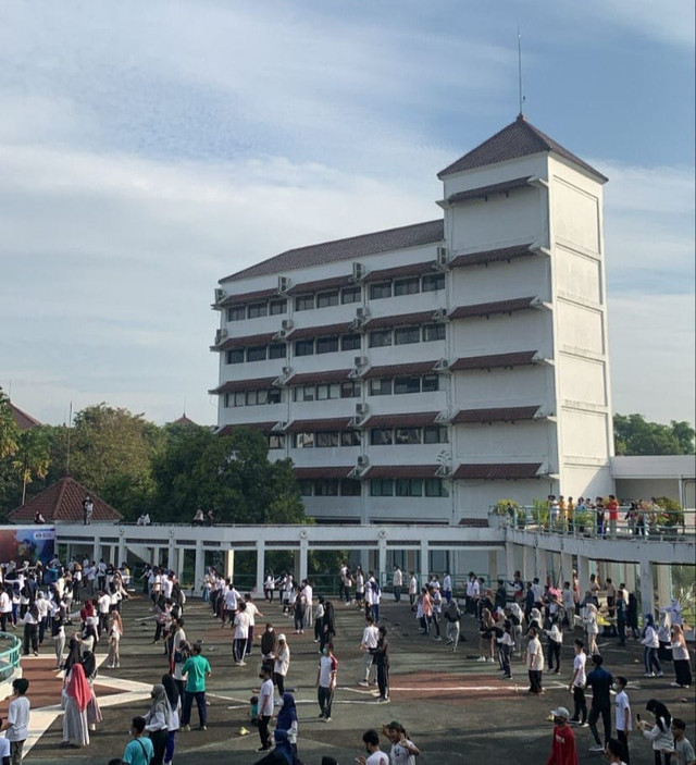 Launching Logo Milad UMY ke-41 Dalam Acara Senam 1000 Mahasiswa UMY. Foto: Muhammad Fauzi Usman Tunreng/Staf Kementerian Minat dan Bakat BEM KM UMY 2021/2022