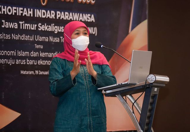 Gubernur Jatim, Khofifah Indar Parawansa saat Kuliah Umum Universitas NU NTB, pada Rabu (19/1/2022). Foto: dok