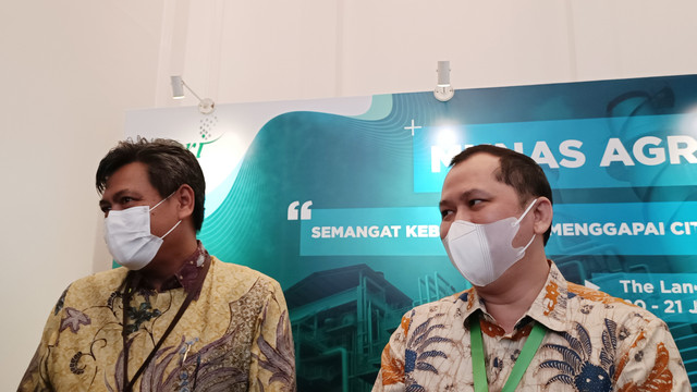 Dirjen Kementerian Perindustrian, Putu Juli Ardika (kiri), serta Ketua AGRI, Benardi, memberi sambutan pada Munas, Jakarta, Kamis (20/1/2022). Foto: Ghinaa Rahmatika/Kumparan